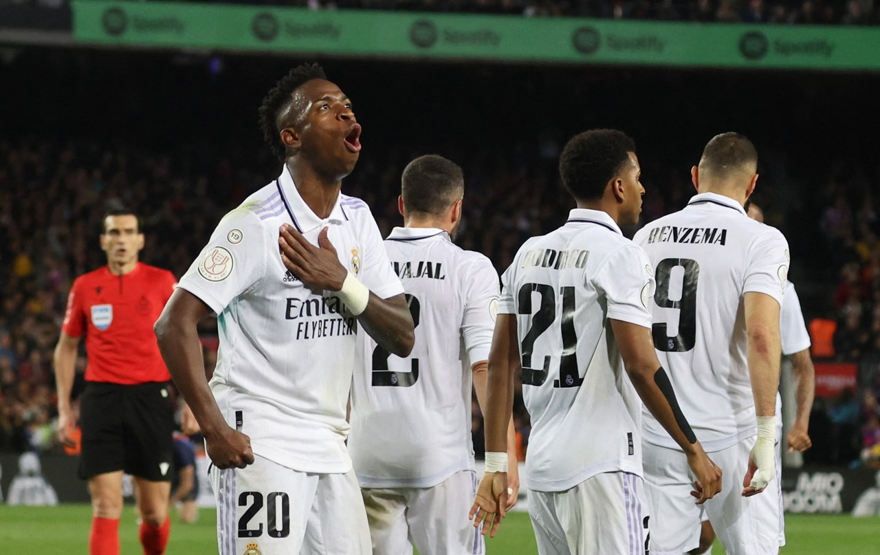 Benzema lập hat-trick, Real Madrid thắng đậm Barcelona