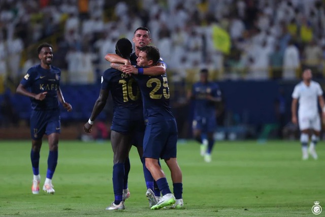Ronaldo tỏa sáng với cú đúp trong chiến thắng đậm của Al Nassr