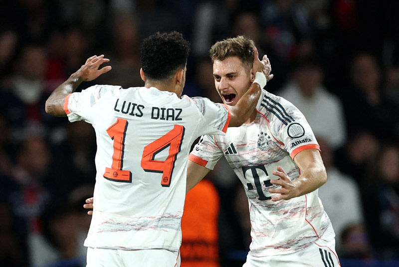 Bayern đánh bại PSG với 10 người