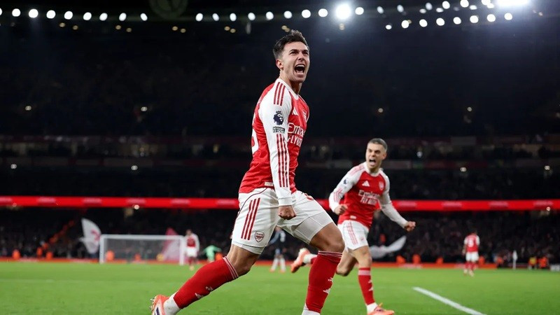Premier League: Arsenal hủy diệt Aston Villa, M.U chia điểm đội cuối bảng