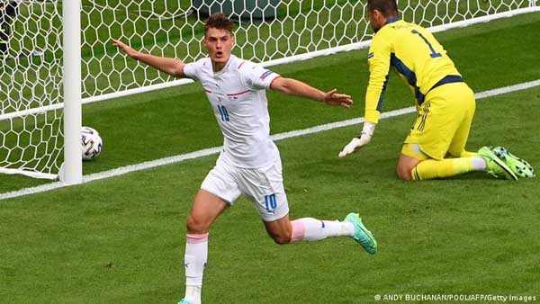 Gianluigi Donnarumma chính thức gia nhập Paris Saint-Germain
