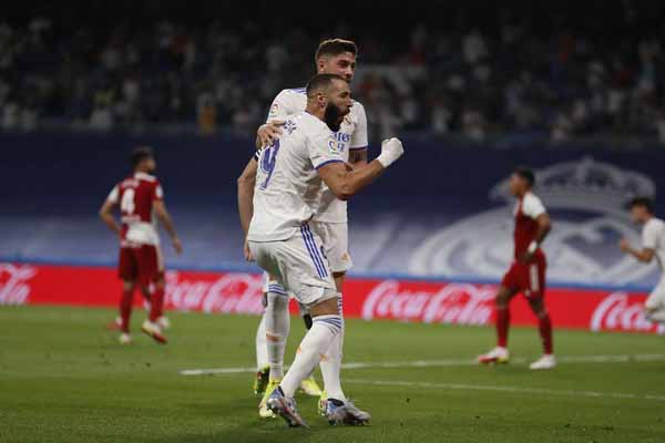 Benzema lập hat-trick, Real Madrid mở hội ngày trở lại Bernabeu
